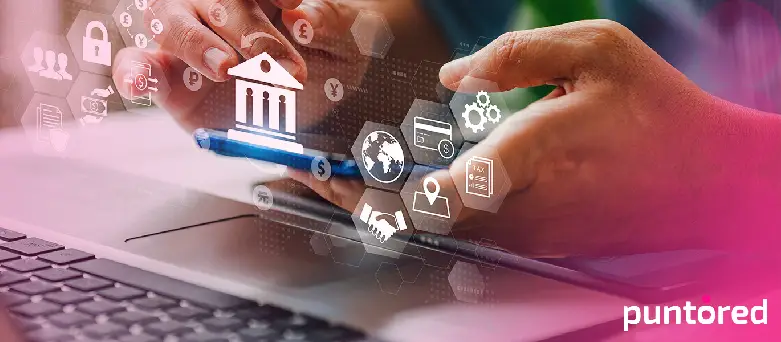 Persona utilizando un dispositivo móvil para realizar un pago digital en una tienda de retail en Colombia.